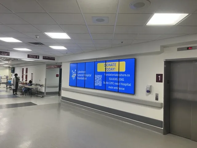 Mur vidéo de dons de la Fondation Lakeshore près des ascenseurs de l’hôpital